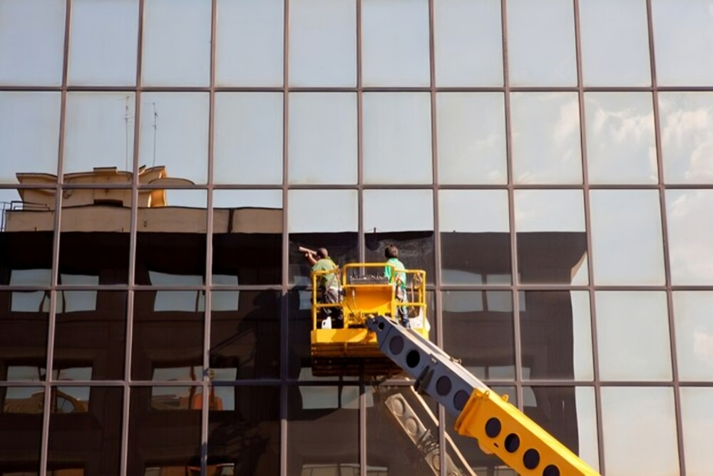 Cam Montajında Hangi Vinç Türü Kullanılır?